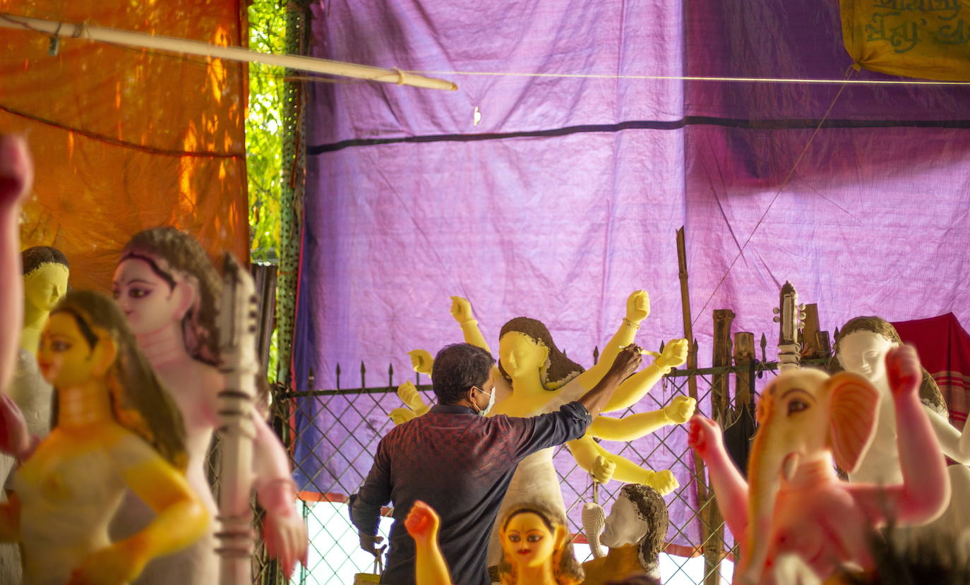 Comunidad hindú en los preparativos del Durga Puya, en Dhaka, Bangladesh