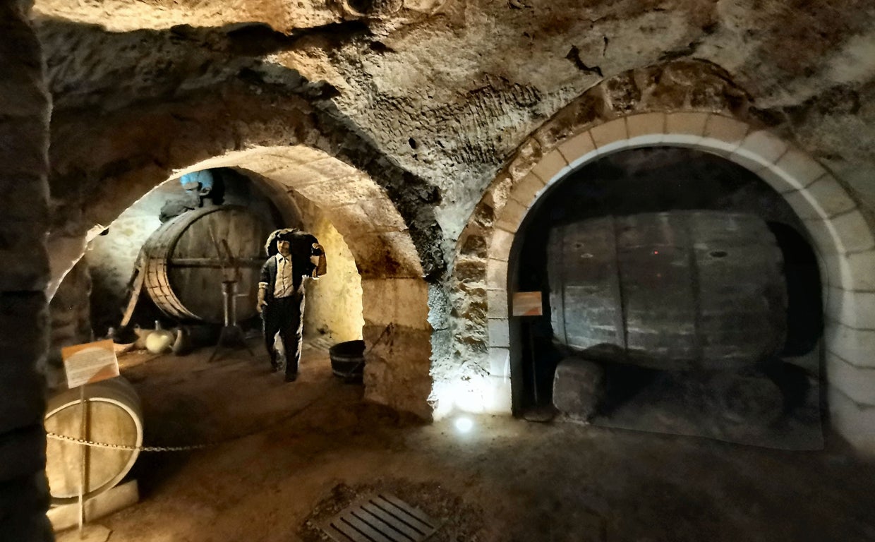 Fiesta de la vendimia en un pueblo minado por 7 km de bodegas subterráneas