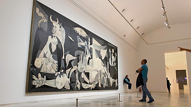 Visitante viendo El Guernica