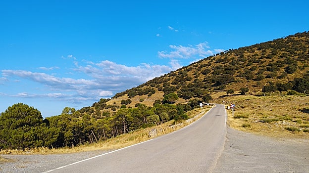 En algunos puntos de la carretera la pendiente que tiene el puerto es realmente imponente