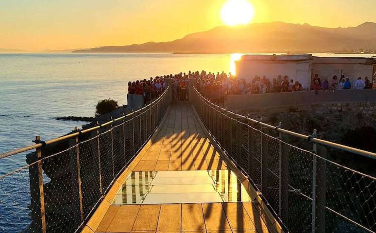 Imagen del puente colgante de Torrenueva el día de su inauguración