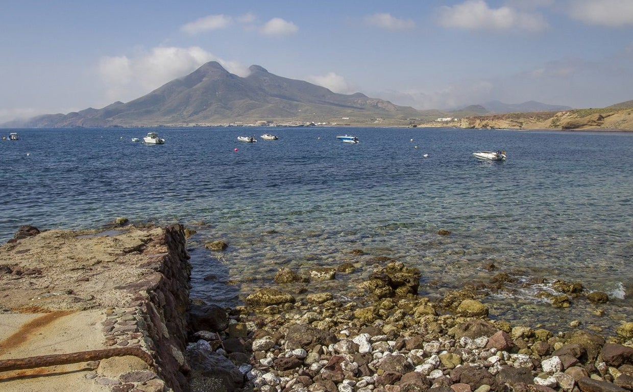 Desde la Isleta del Moro vista de los domos volcánicos de Los Frailes en Cabo de Gata-Níjar.
