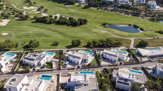 Imagen aérea de las villas de Las Colinas Golf & Country Club