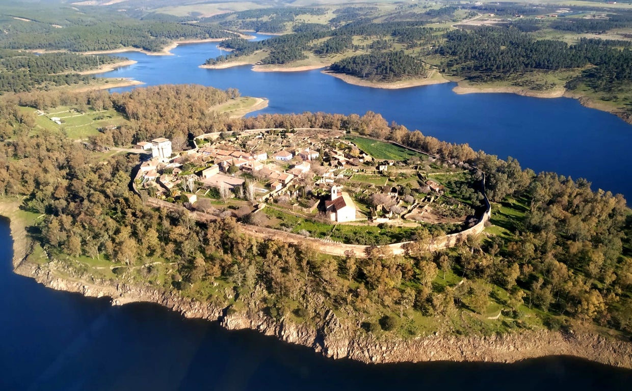 Vista aérea de Granadilla, con su muralla intacta, convertido en una península, en el centro del embalse de Gabriel y Galán