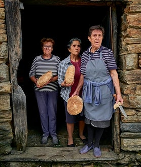 Imagen secundaria 2 - Entre Rio de Onor y Rihonor de Castilla (Zamora) solo hay una calle de distancia. Su cultura mantiene símbolos como sus características máscaras, que eran utilizadas en rituales de iniciación y festejos. En la aldea portuguesa solo viven a día de hoy unas cincuenta personas