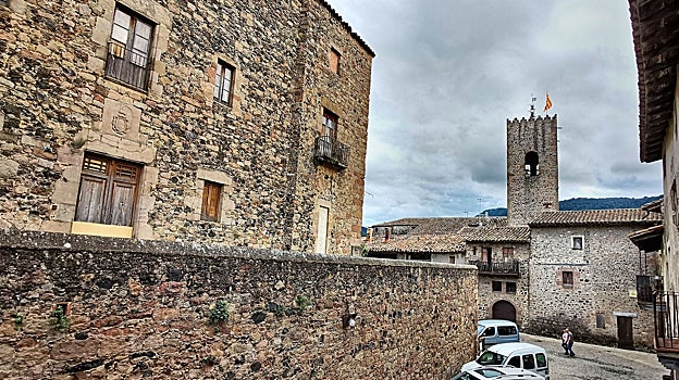 Castillo e iglesia de Santa Pau, Gerona