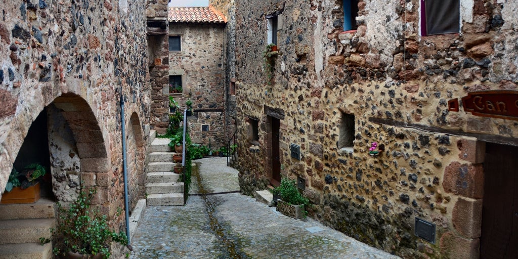 El precioso pueblo medieval que está rodeado de volcanes