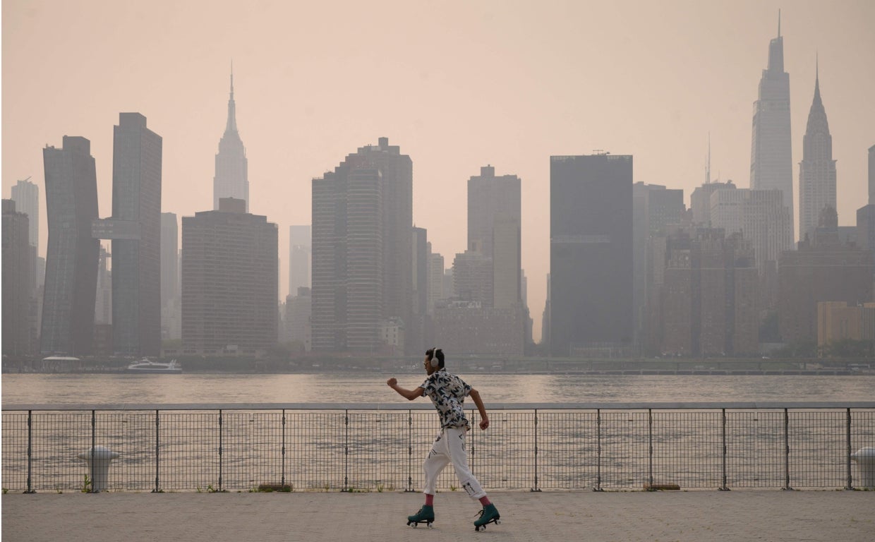 Patinaje en Brooklyn, con el skyline de Manhattan al fondo