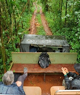 Imagen secundaria 2 - Leo Rangel, en la foto superior, es un uruguayo que ha construido su particular paraíso (la reserva privada Yasí Yateré) en la selva misionera. Sobre estas líneas, Adelmar Galiano, en la chacra donde siembra y fabrica citronela. A la derecha, una excursión por la selva en un enorme camión militar