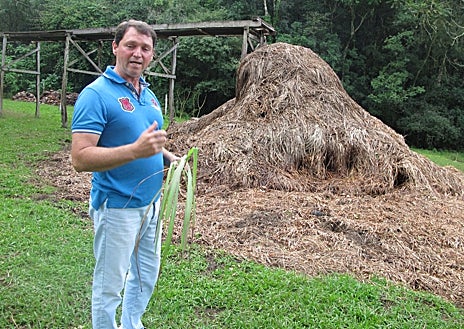 Imagen secundaria 1 - Leo Rangel, en la foto superior, es un uruguayo que ha construido su particular paraíso (la reserva privada Yasí Yateré) en la selva misionera. Sobre estas líneas, Adelmar Galiano, en la chacra donde siembra y fabrica citronela. A la derecha, una excursión por la selva en un enorme camión militar