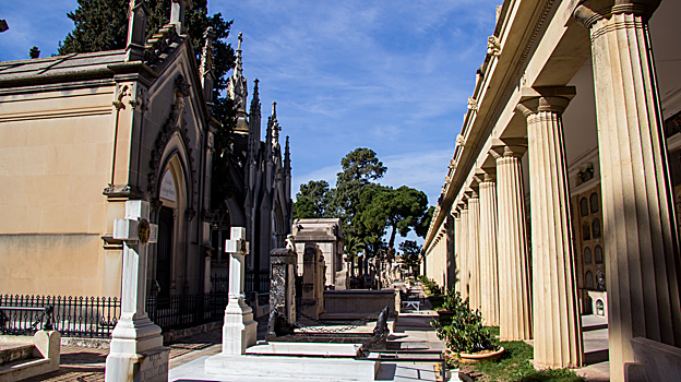 Patio de columnas del cementerio general de Valencia