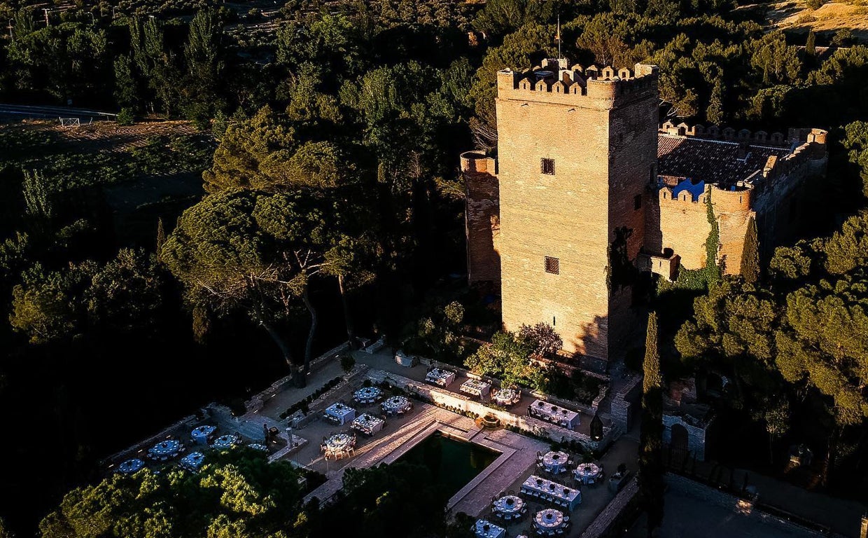 Castillo de Batres, rodeado de jardines y un bosque de árboles centenarios