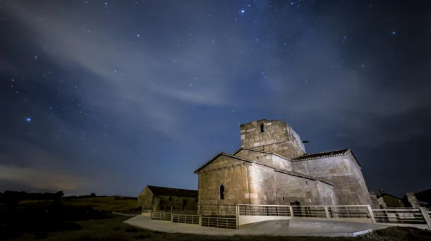 El cielo nocturno sobre Santa María de Melque, en San Martín de Montalbán