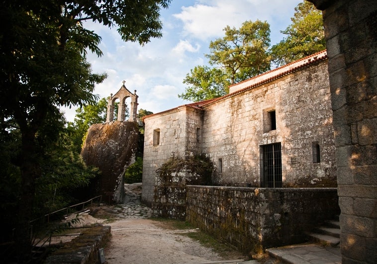 Así es el monasterio más antiguo de Galicia, excavado en la roca