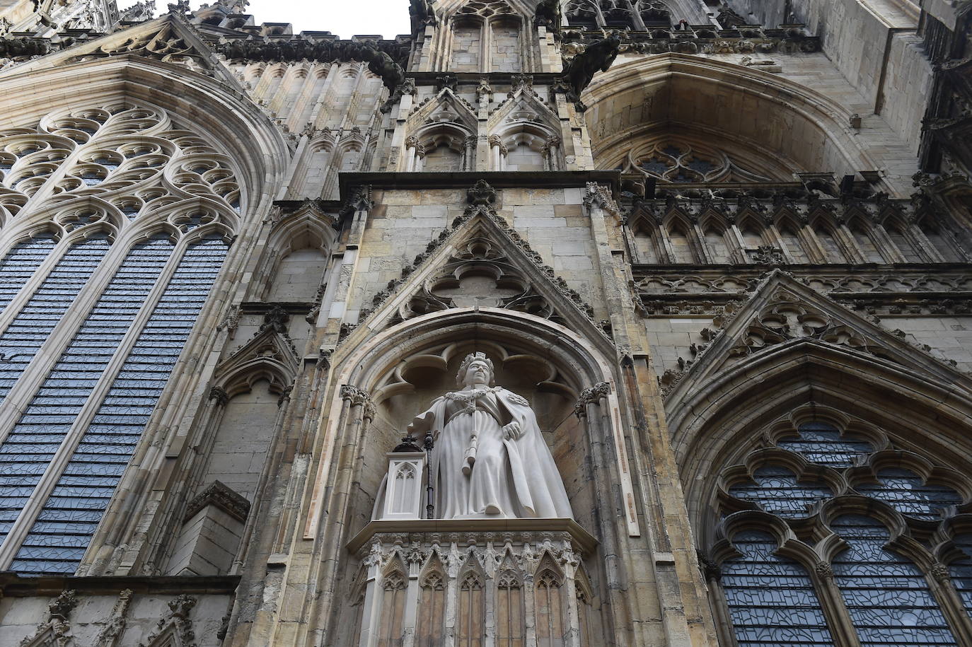 El autor de la estatua, Richard Bossons, la talló a partir de un bloque de piedra lepina, la piedra francesa que se ha utilizado anteriormente para tallas figurativas en la catedral y para la restauración de la ventana oeste en 2000.