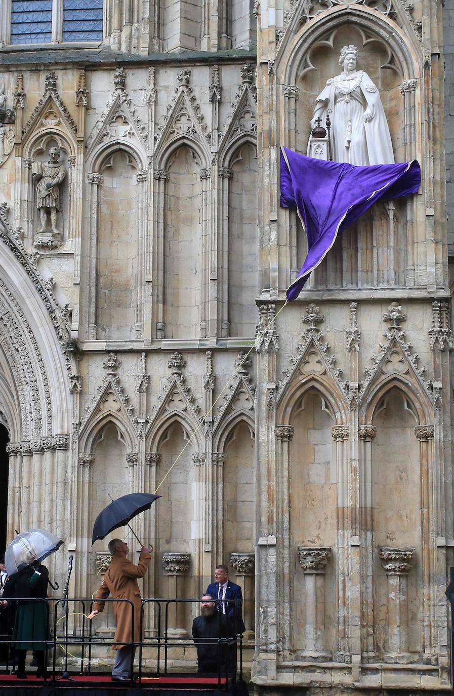 El Rey Carlos III durante la inauguración de la estatua de su madre