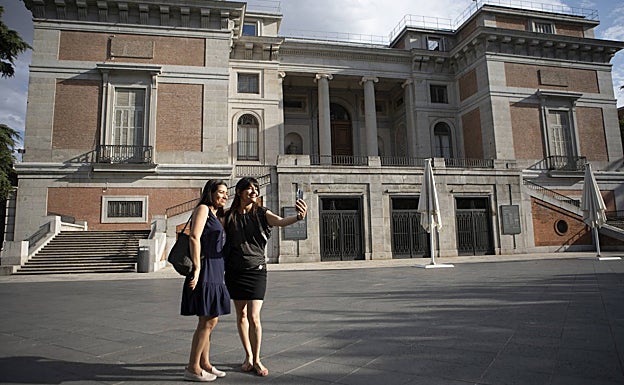 Foto de recuerdo en el Museo del Prado, en Madrid