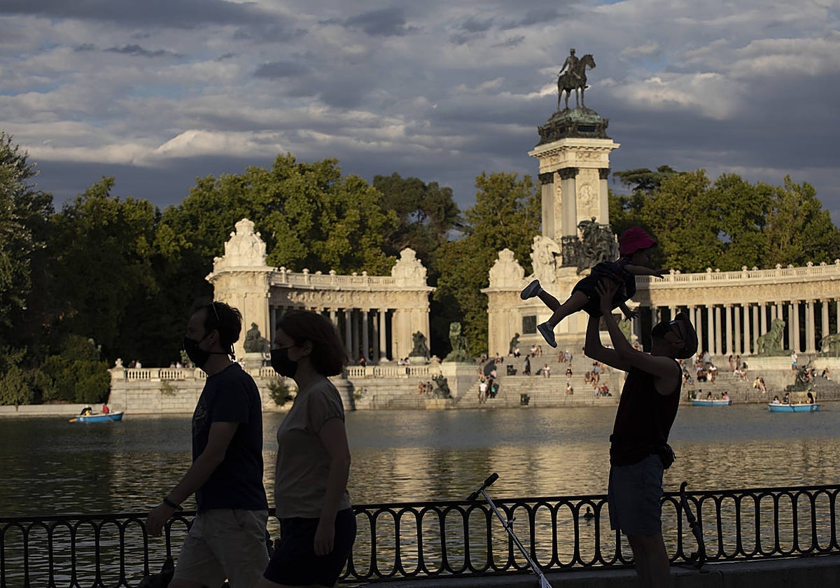 Retrato de felicidad cotidiana en el Retiro madrileño