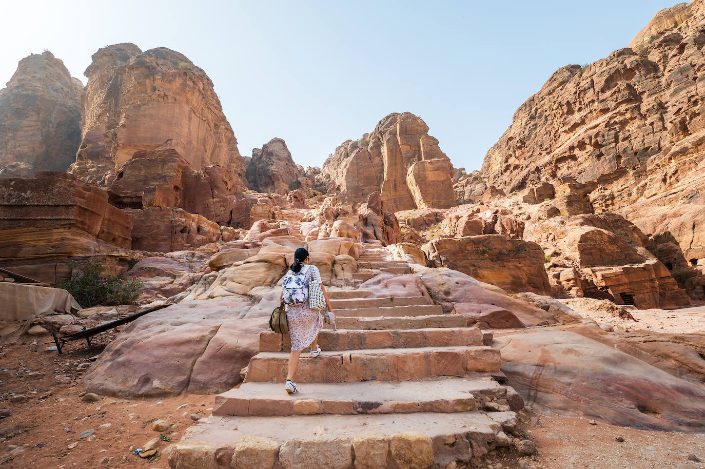 Petra es el destinos más conocido, imprescindible para visitar una vez en la vida, pero además se puede disfrutar con el ajetreo de Amán y luego relajarse en lugares como Wadi Rum o el mar Muerto.