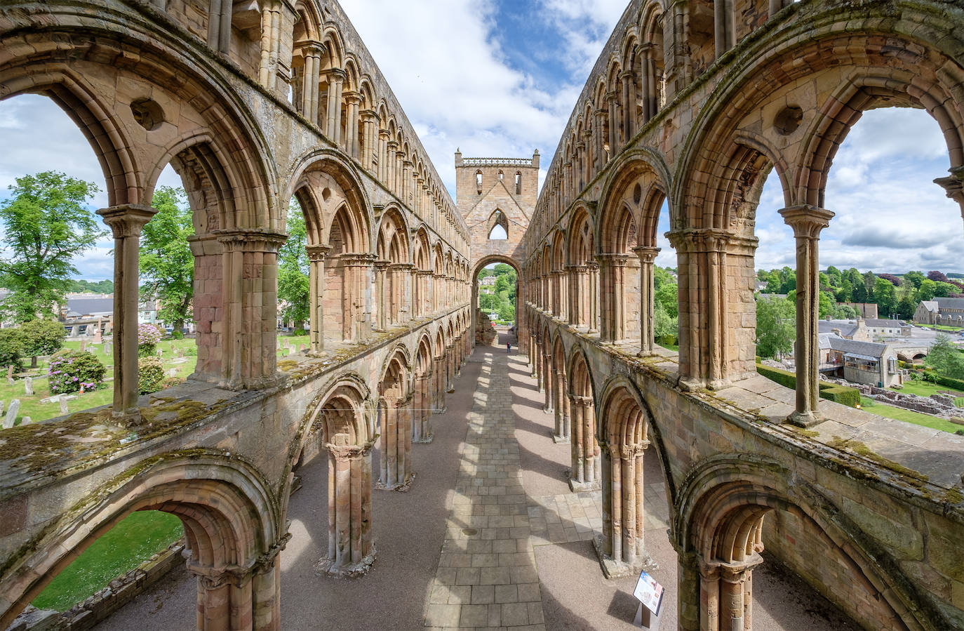 El Sur de Escocia también está en la lista. Ahora que el nuevo tren Lumo ofrece conexiones a bajo coste entre Londres y Edimburgo, se puede llegar a Escocia de forma rápida y económica.