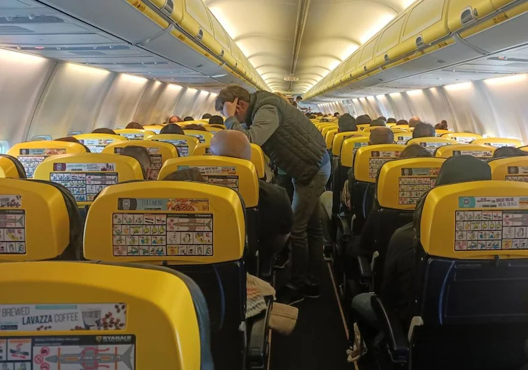 Caos de las mascarillas en los aviones: de la rara obligación en España al descontrol real