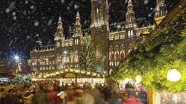 Luces de Navidad frente al ayuntamiento vienés