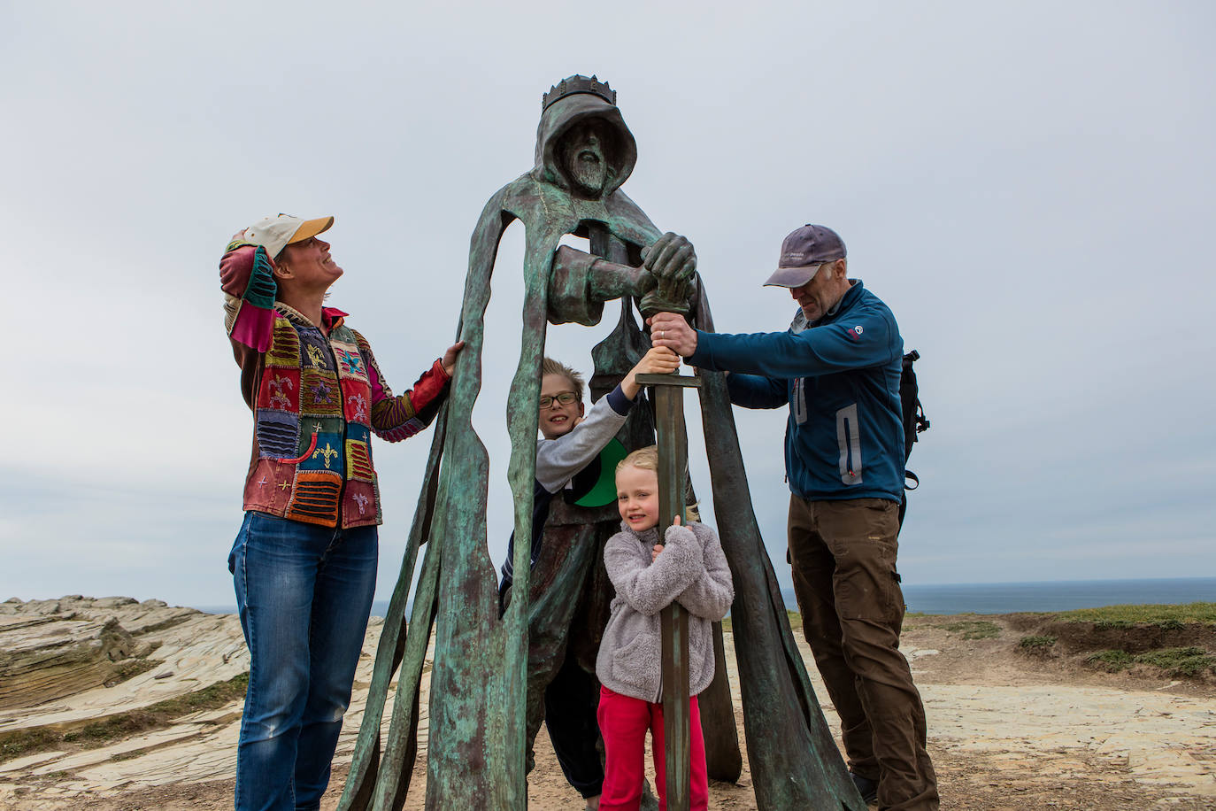 La leyenda dice que el rey de Britania Uther Pendragon, con la ayuda del mago Merlín que lo carcterizó como el duque de Tintagelo, cruzó este pasadizo hasta el castillo donde pasó la noche con la esposa del duque, quien más tarde dio a luz al futuro rey Arturo.