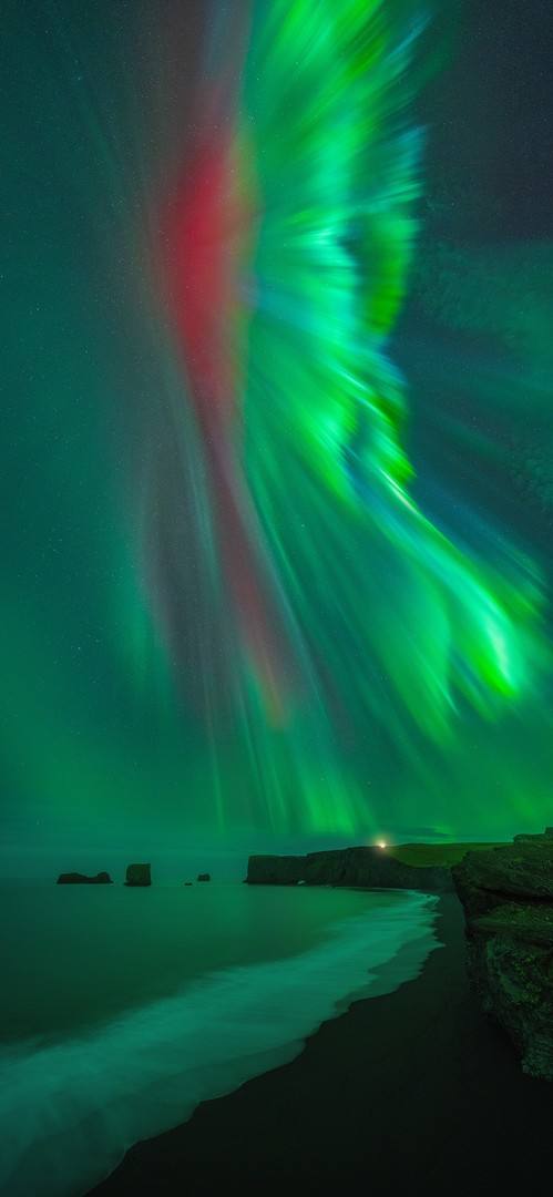 'Nordic Quetzal'. Foto tomada en Dyrhólaey, Islandia. "Esta inusual Aurora roja que brilló tras un potente evento solar en Islandia me recordó al icónico pájaro tropical de mi país: el Quetzal. Fue un sueño hecho realidad".