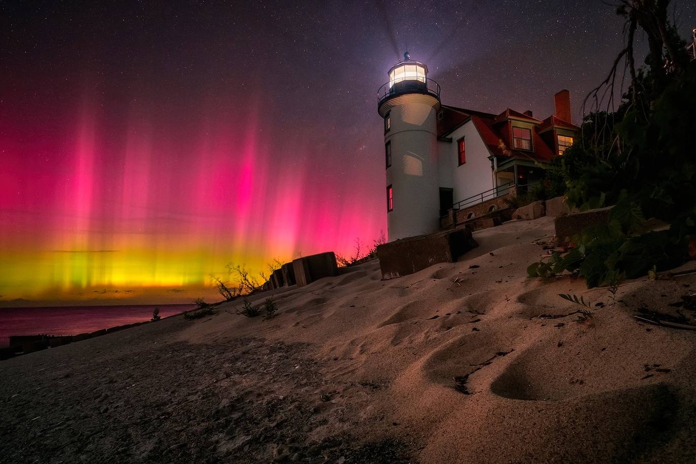 'Michigan Night Watch'.  Foto tomada en Faro de Point Betsie, Frankfort, Míchigan. "Alrededor de las 23:30, se presentó antes nosotros. La aclamamos. Aplaudimos. ¡Esto es lo que hace que todo valga la pena!".
