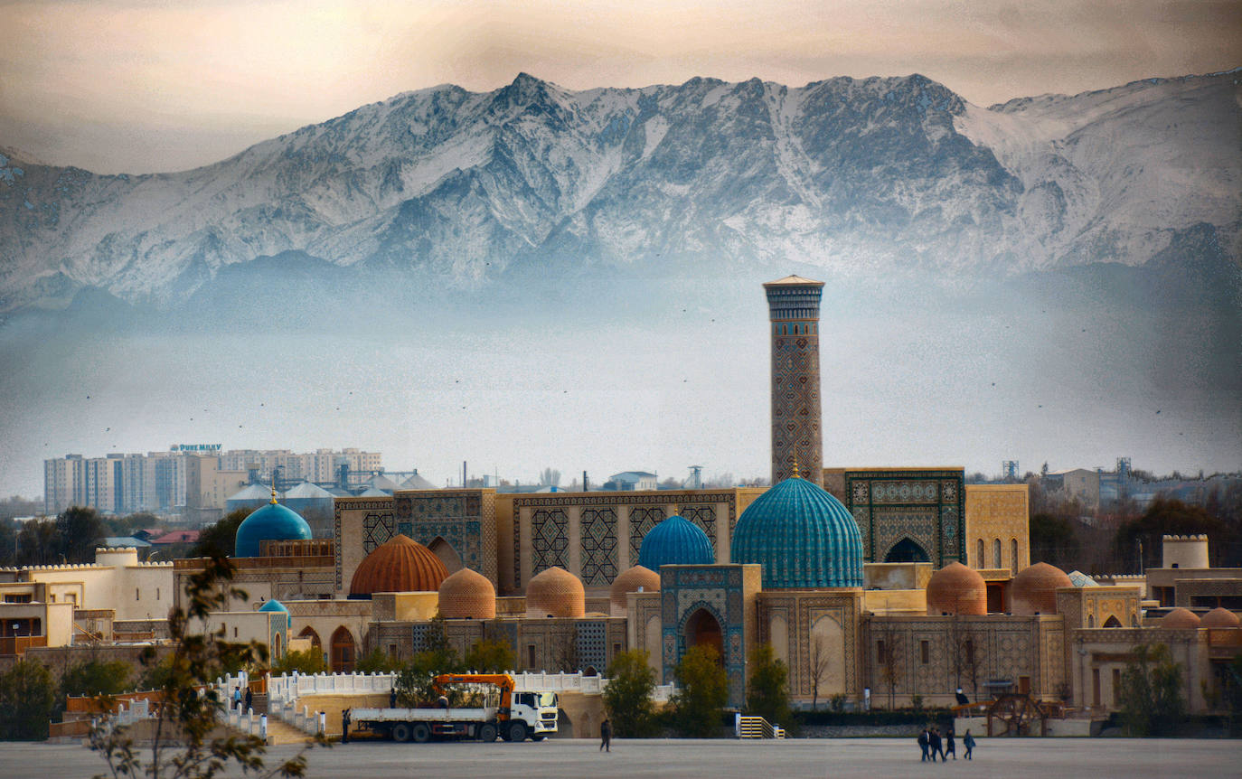 La Ciudad Eterna con la cordillera del Pamir detrás. Al otro lado está Tayikistán. No es un escenario de cartón piedra, es un pueblo activo las 24 horas del día con casas en las que viven un centenar de artesanos, calles por las que pasan de vez en cuando los titiriteros, chaijanás en las que se pasa el tiempo saboreando un té verde con pashmak, un pastelito local.