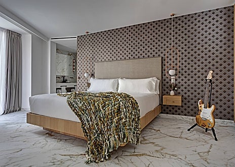 Imagen secundaria 1 - El Albéniz se inauguró como teatro en 1945, pero en décadas posteriores también fue cine... y estuvo a punto de ser demolido. Ahora vuelve a lucir como nuevo, para 900 espectadores, en un edificio que convive con un hotel, ambos gestionados por la compañía Universal.