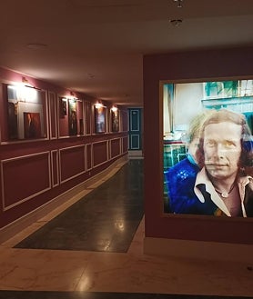 Imagen secundaria 2 - El Albéniz se inauguró como teatro en 1945, pero en décadas posteriores también fue cine... y estuvo a punto de ser demolido. Ahora vuelve a lucir como nuevo, para 900 espectadores, en un edificio que convive con un hotel, ambos gestionados por la compañía Universal.