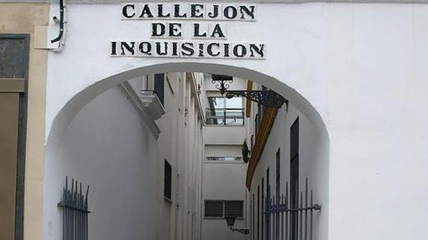 La entrada al conocido callejón de la Inquisición, situado en el barrio sevillano de Triana