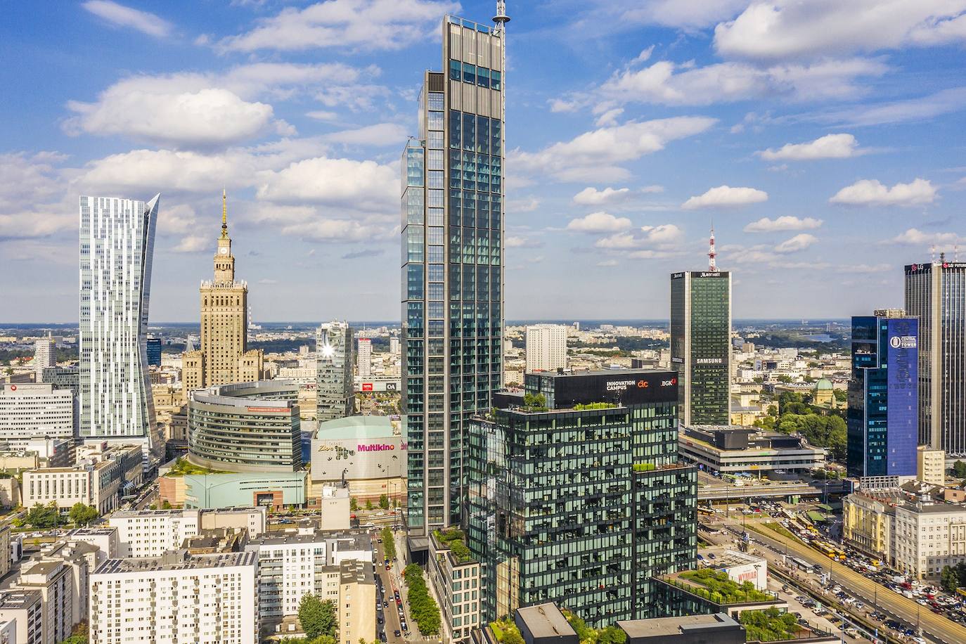 La torre principal, de 53 pisos, tiene una altura de 230 m hasta el tejado, que son 310 si se incluye la aguja. Al fondo, el Palacio de Cultura y Ciencia. Con 42 pisos y 237 metros ha sido mucho tiempo el techo de Varsovia, terminado en 1955. Tiene un mirador a 114 metros de altura.