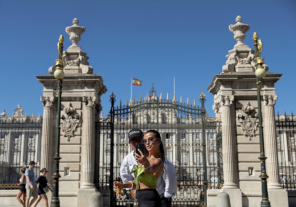 Turistas en el exterior del Palacio Real, en Madrid