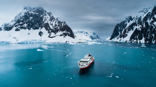 Uno de los barcos de Hurtigruten, en la Antártida