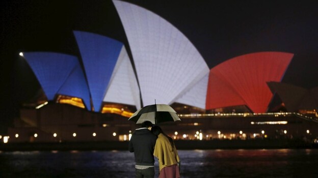 Proyección de la bandera francesa sober el edificio de la Ópera de Sidney