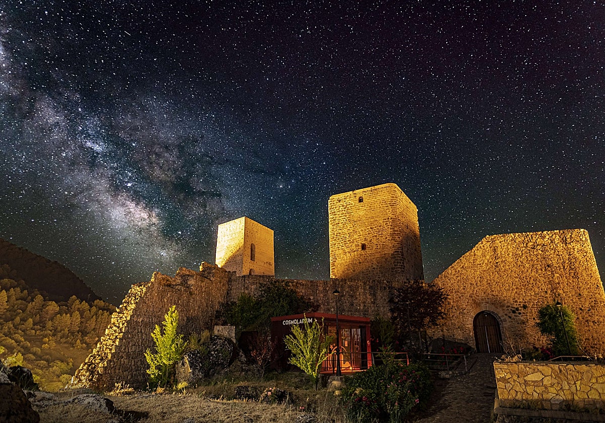 Vista nocturna del castillo de Hornos