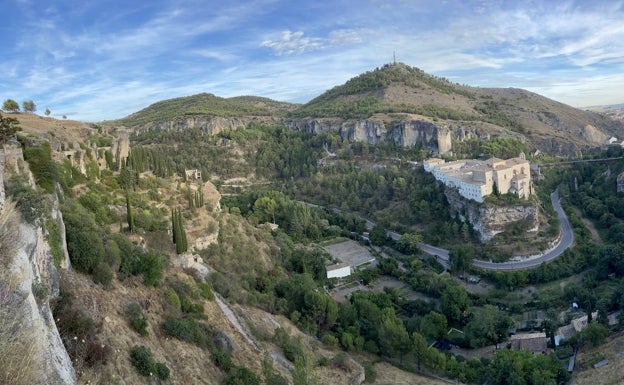 El globo sobrevuela la zona del Parador de Cuenca