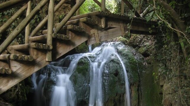 Puente junto a una cascada en el recorrido de «Las Chorreras»