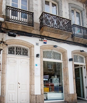 Imagen secundaria 2 - En la foto superior, el instituto Eusebio da Guarda, donde ejerció como catedrático de Bellas Artes el padre del futuro pintor. Sobre estas líneas, escultura de la paloma picassiana en la Plaza de Pontevedra. A la derecha, la familia Ruiz Picasso vivió en la primera planta de este edificio