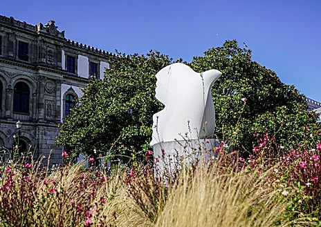 Imagen secundaria 1 - En la foto superior, el instituto Eusebio da Guarda, donde ejerció como catedrático de Bellas Artes el padre del futuro pintor. Sobre estas líneas, escultura de la paloma picassiana en la Plaza de Pontevedra. A la derecha, la familia Ruiz Picasso vivió en la primera planta de este edificio