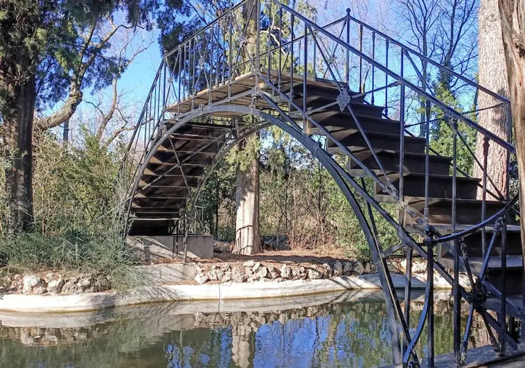 Puente de hierro en el Parque del Capricho, Madrid