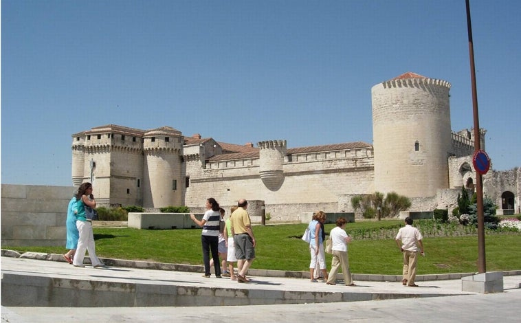 Imagen principal - Las visitas teatralizadas al castillo y las murallas permiten conocer mejor la historia de esta fortaleza. La obra 'Cuervos', que puede verse en el castillo, es una producción de la Concejalía de Turismo, que alude al hecho de que a mediados del siglo XVI Felipe II y toda su corte vestían rigurosamente de negro, llamado 'negro ala de cuervo'. Para más información: 921 14 22 03 (Oficina de turismo).