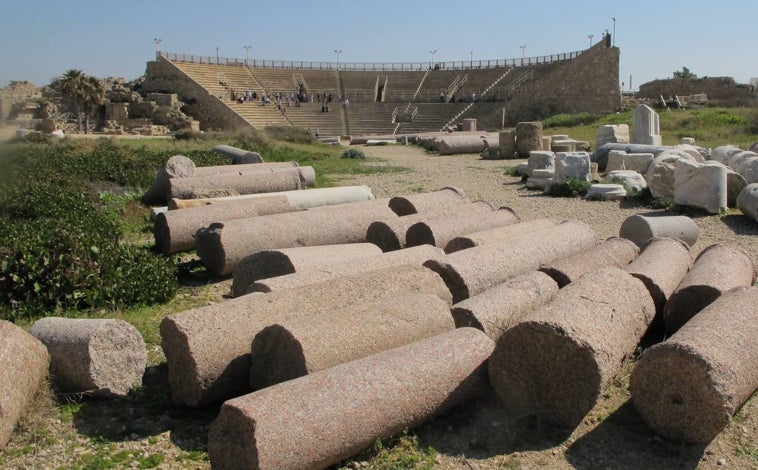 Imagen principal - La ciudad de Cesarea es una de las más importantes -y quizá de las menos conocidas por los turistas- de la Antigua Roma fuera de Italia. Su teatro (se cree que solo se ve el 30 por ciento del tamaño original) muestra la importancia que tuvo hace más de dos mil años, cuando se convirtió en el centro del poder del Rey Herodes. A la izquierda, su palacio. Al fondo, el fuerte de los cruzados. A la derecha, parte de las gradas del hipódromo.