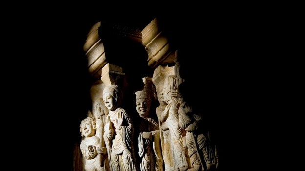 El capitel de la Anunciación, en el monasterio de San Juan Ortega (Burgos) iluminado por el resplandor de un rayo de sol