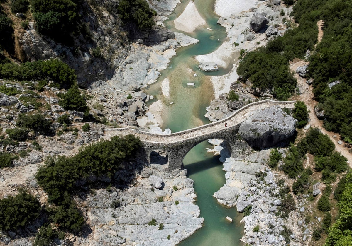 El Vjosa discurre libremente desde la cordillera del Pindus en Grecia, donde se llama Aóos, hasta la costa del Adriático en Albania