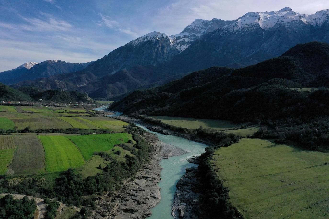 El Parque Nacional tiene 12.727 hectáreas, incluidos los 190 kilómetros del Vjosa en Albania. En la zona viven unas 60.000 personas.