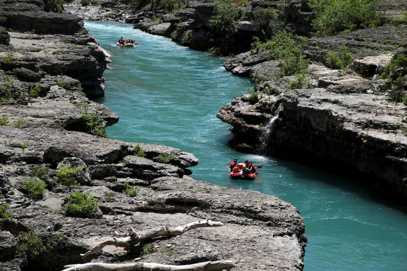 El ecoturismo en el Vjosa y sus afluentes es cada vez mayor, especialmente en los últimos años, ya que los entusiastas han comenzado a disfrutar de actividades como el rafting, el piragüismo, el kayak y la natación