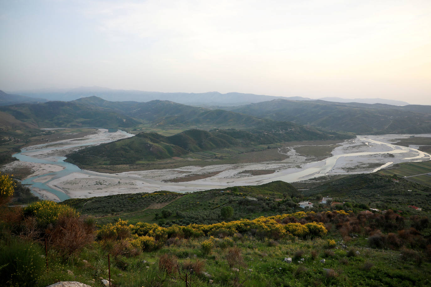 La cuenca circundante proporciona a las aldeas tierra fértil para actividades agrícolas como la producción de cultivos y la ganadería